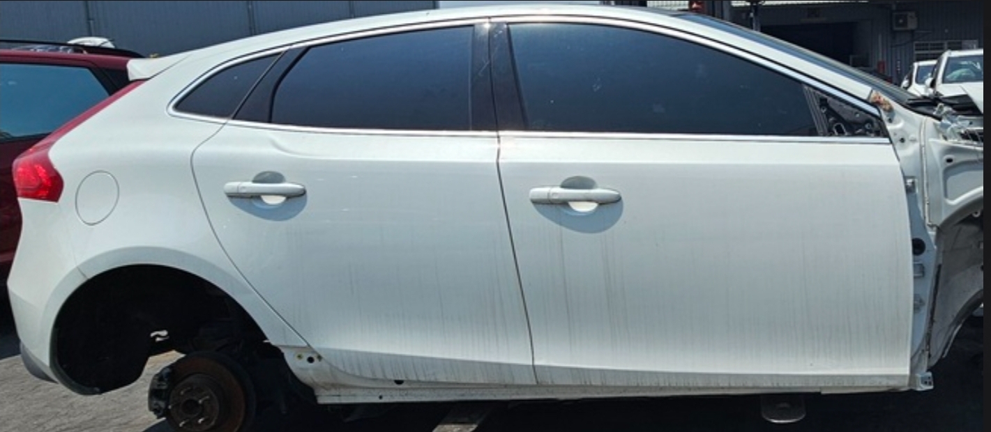 Volvo V40 D4 整車拆賣 二手零件照片 - Orange Garage