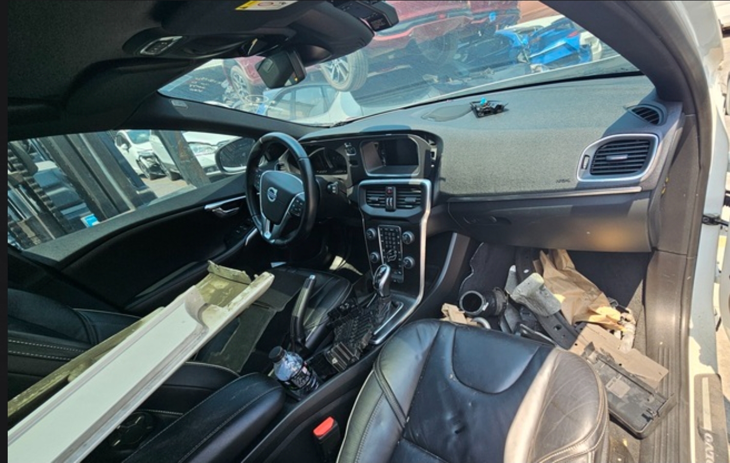 Volvo V40 D4 整車拆賣 二手零件照片 - Orange Garage