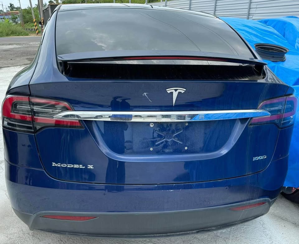 Tesla Model X 100D 整車拆賣 二手零件照片 - Orange Garage