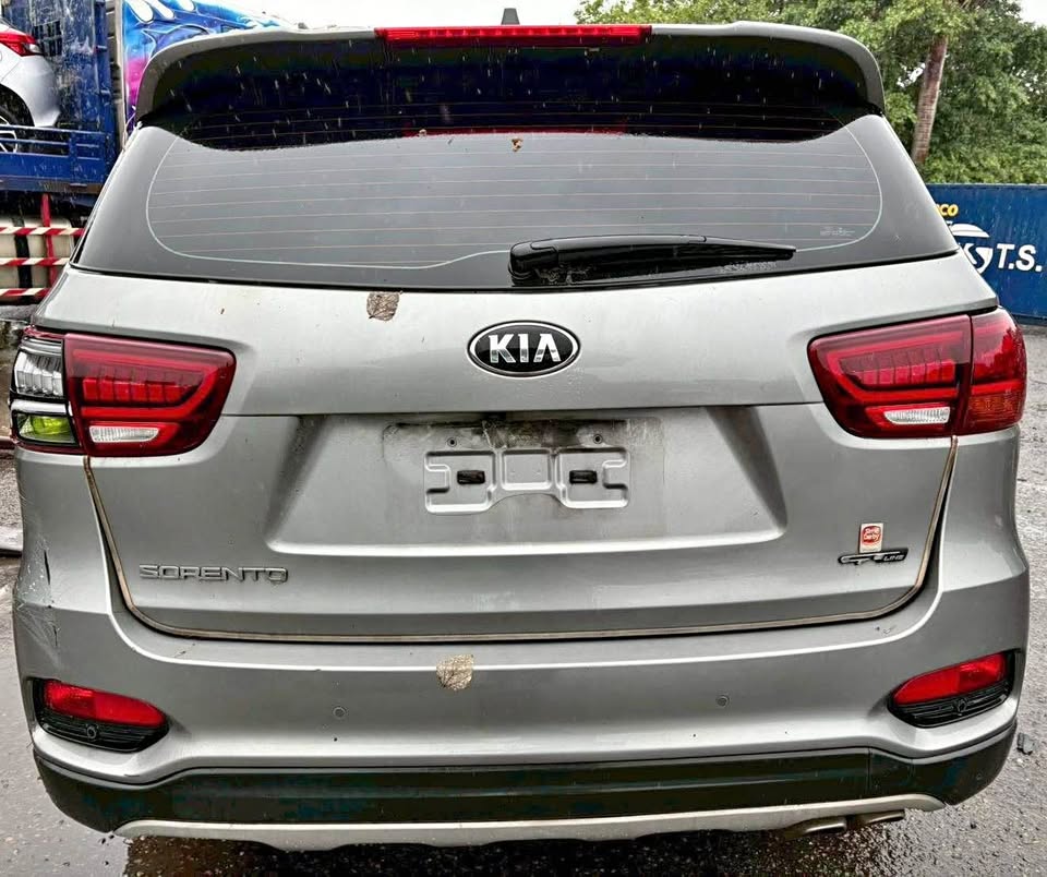 Kia Sorento 2.2 整車拆賣 二手零件照片 - Orange Garage