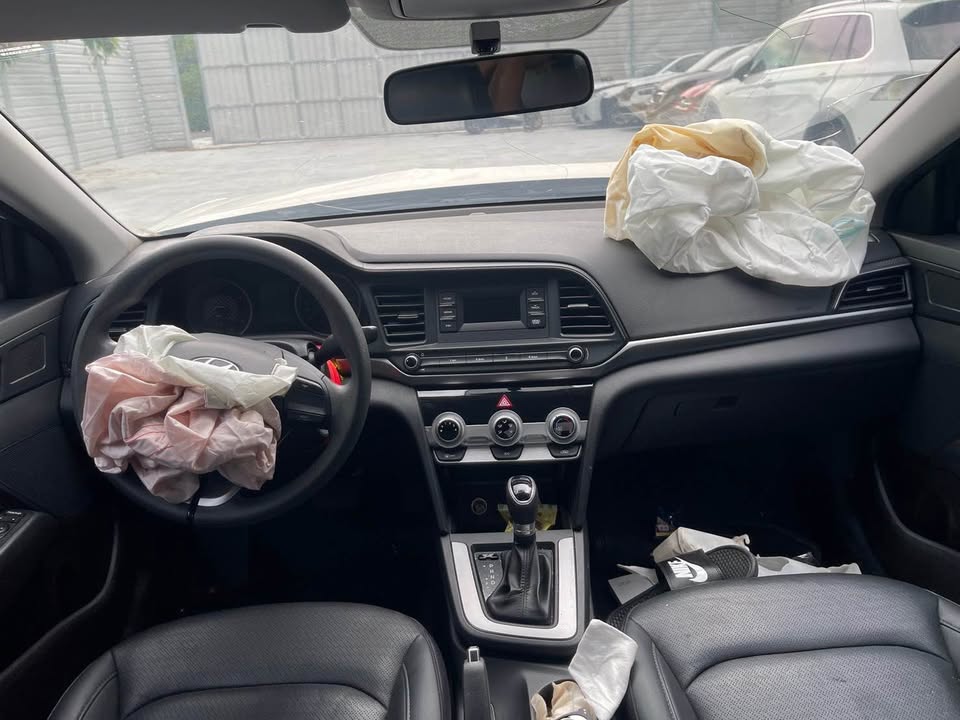 Hyundai Elantra 1.6 整車拆賣 二手零件照片 - Orange Garage
