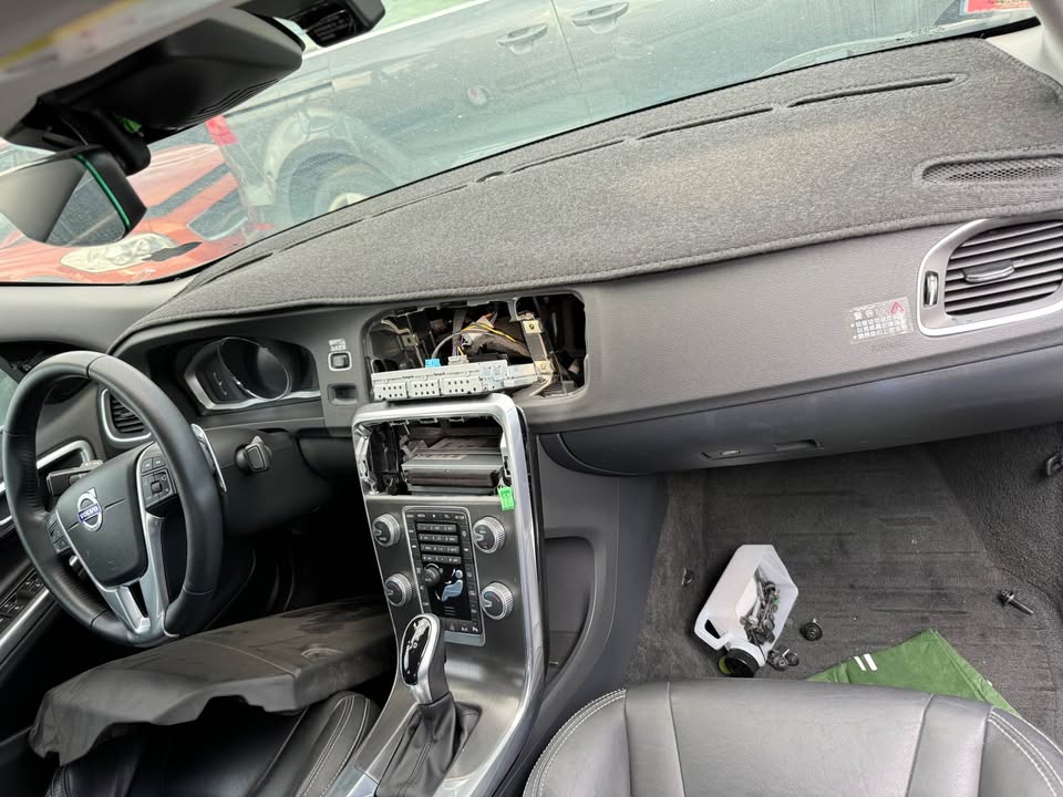 Volvo S60 1.6 T4 整車拆賣 二手零件照片 - Orange Garage