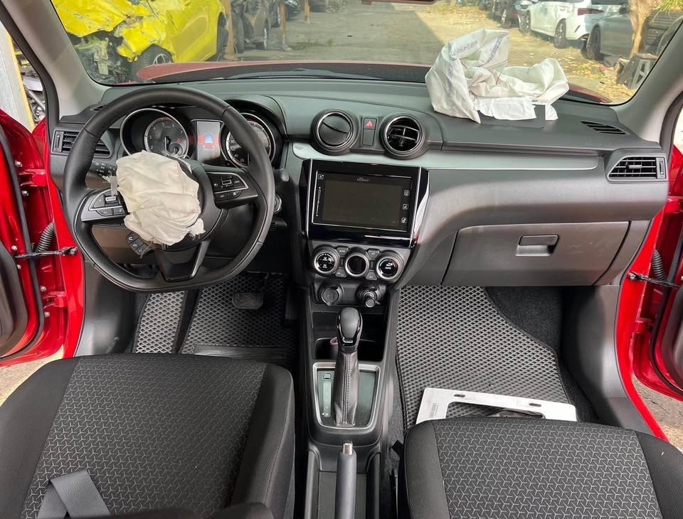 Suzuki Swift 1.2 Hybrid 整車拆賣 二手零件照片 - Orange Garage