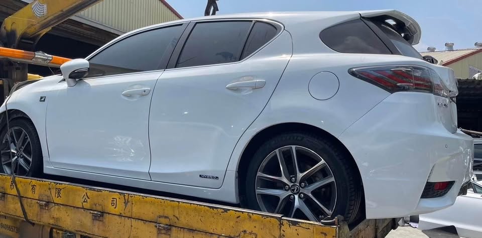 Lexus CT200h 1.8 整車拆賣 二手零件照片 - Orange Garage