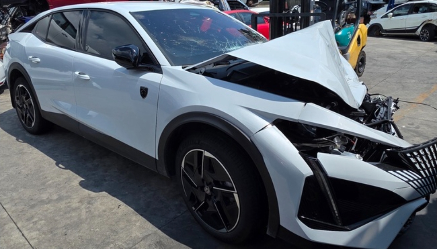 Peugeot 408 Hybrid 1.2 GT 整車拆賣 二手零件照片 - Orange Garage