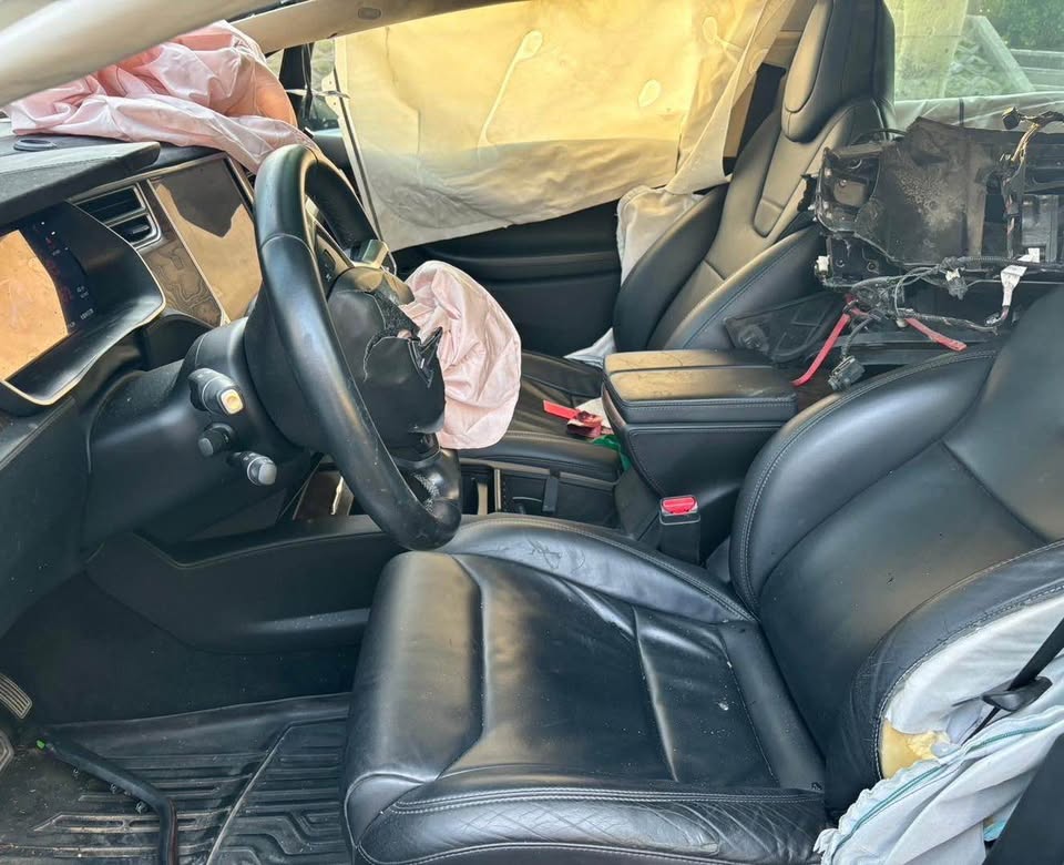Tesla Model X 100D 整車拆賣 二手零件照片 - Orange Garage