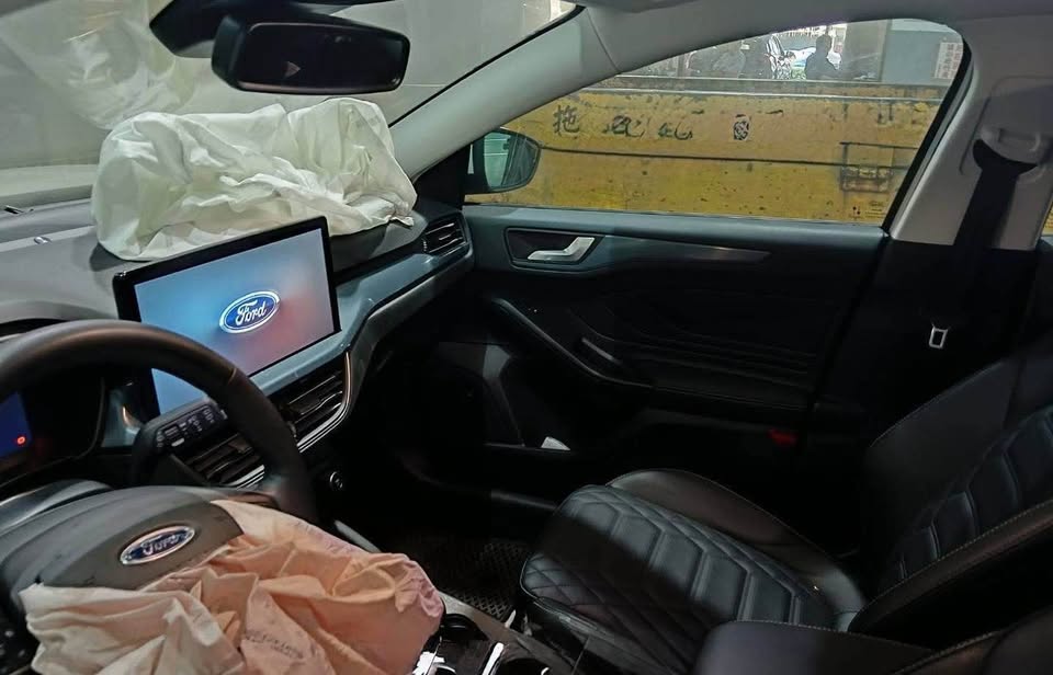 Ford Focus 1.5 整車拆賣 二手零件照片 - Orange Garage